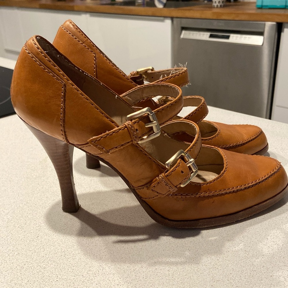 Leather High heel shoes. Natural brown color. Size 8.5
